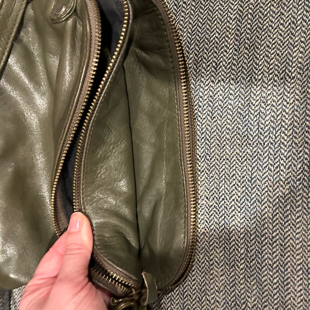 Wanderers Travel Co The Venetian Passport bag in olive color - Picture 4 of 7
